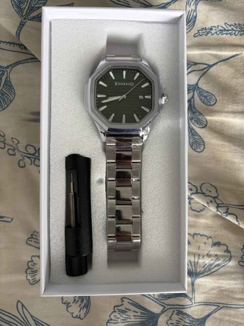 KNISKRED Men’s Silver Green Quartz Watch Date Display New in Box - Picture 2 of 5